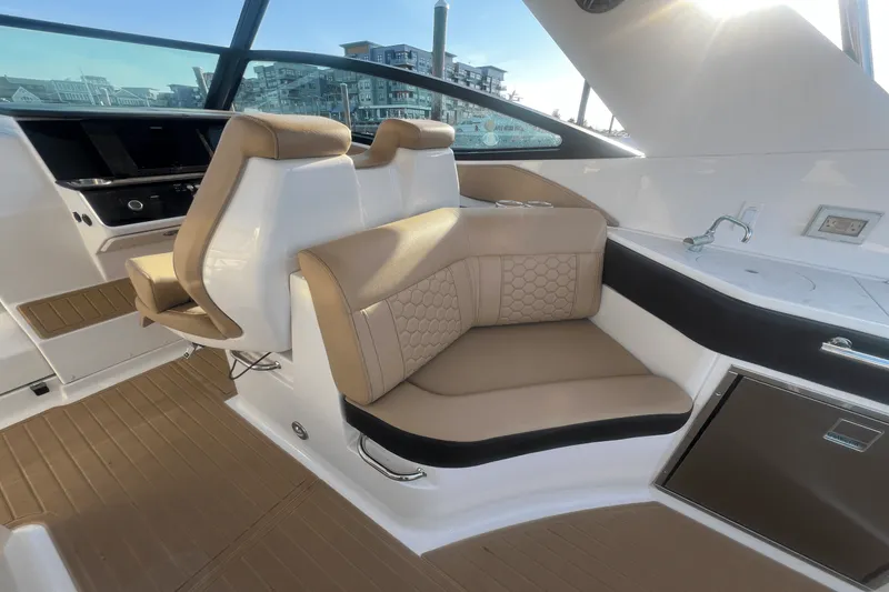 Slide: The Image of Sea Ray 320 SUNDANCER 2023 - 9