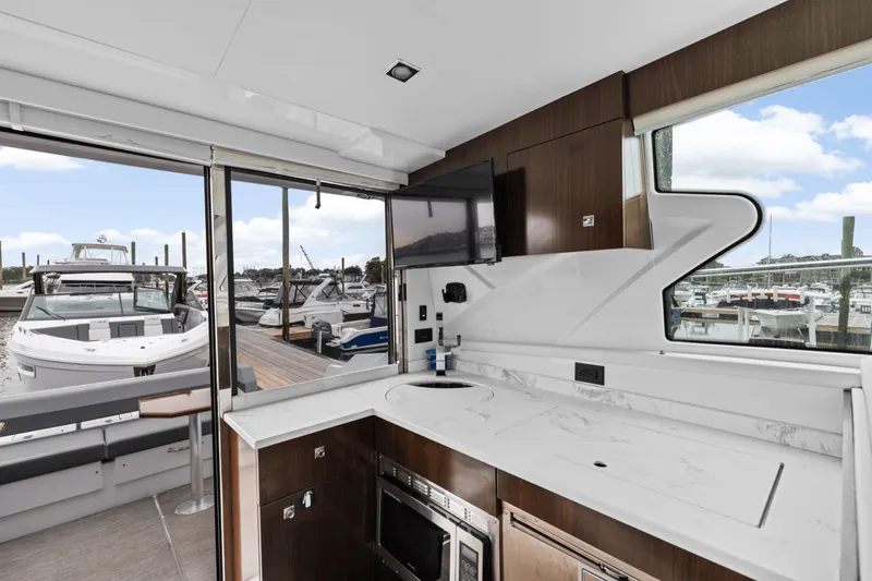 Slide: The Image of Cruisers Yachts 42 CANTIUS 2022 - 19