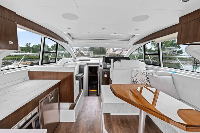 Slide: The Image of Cruisers Yachts 42 CANTIUS 2022 - 20