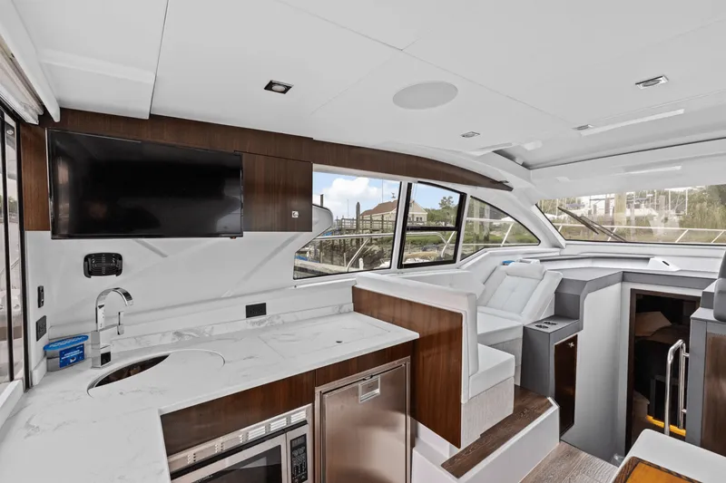 Slide: The Image of Cruisers Yachts 42 CANTIUS 2022 - 21