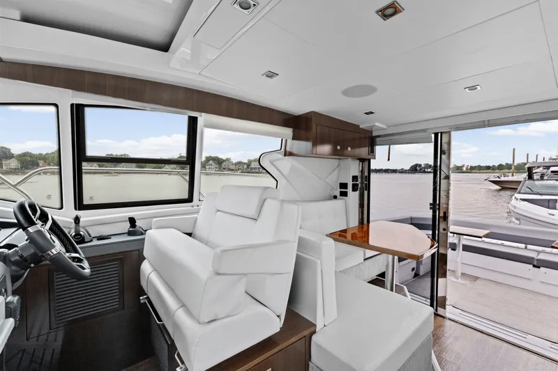 Slide: The Image of Cruisers Yachts 42 CANTIUS 2022 - 25