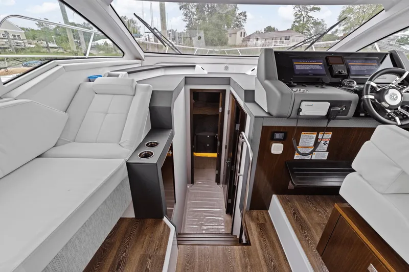 Slide: The Image of Cruisers Yachts 42 CANTIUS 2022 - 28