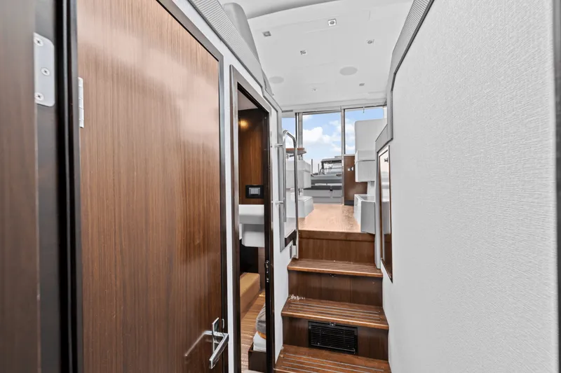 Slide: The Image of Cruisers Yachts 42 CANTIUS 2022 - 29