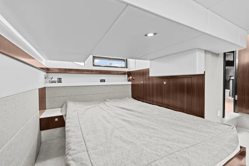 Slide: The Image of Cruisers Yachts 42 CANTIUS 2022 - 30