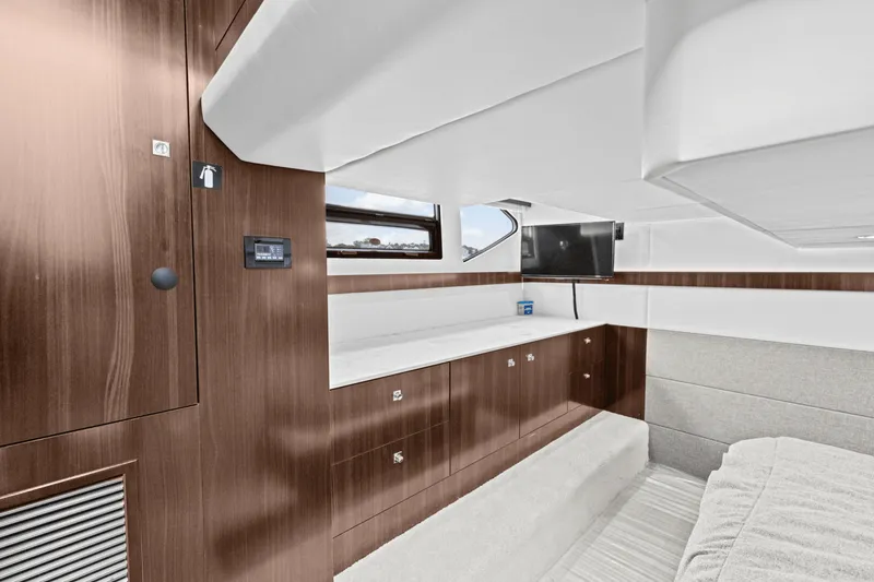 Slide: The Image of Cruisers Yachts 42 CANTIUS 2022 - 31