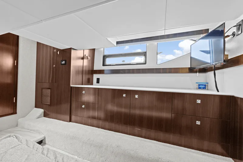Slide: The Image of Cruisers Yachts 42 CANTIUS 2022 - 32