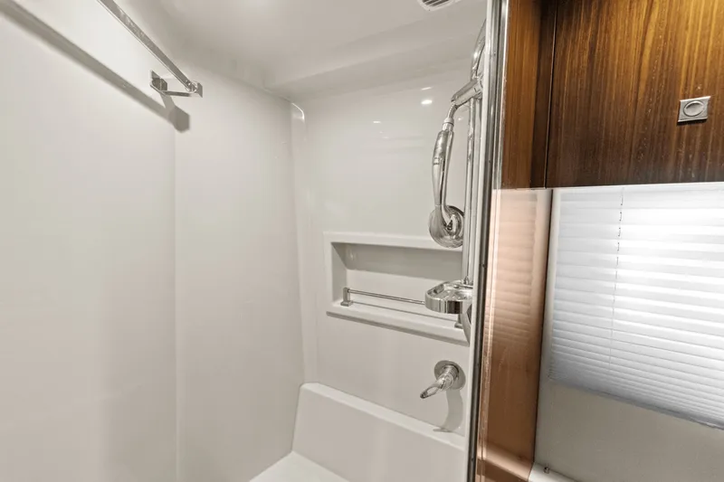 Slide: The Image of Cruisers Yachts 42 CANTIUS 2022 - 34