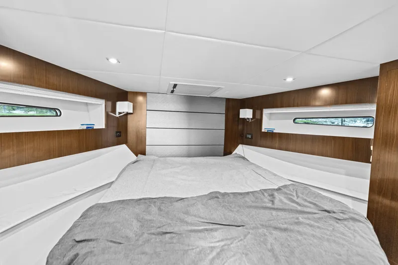 Slide: The Image of Cruisers Yachts 42 CANTIUS 2022 - 35