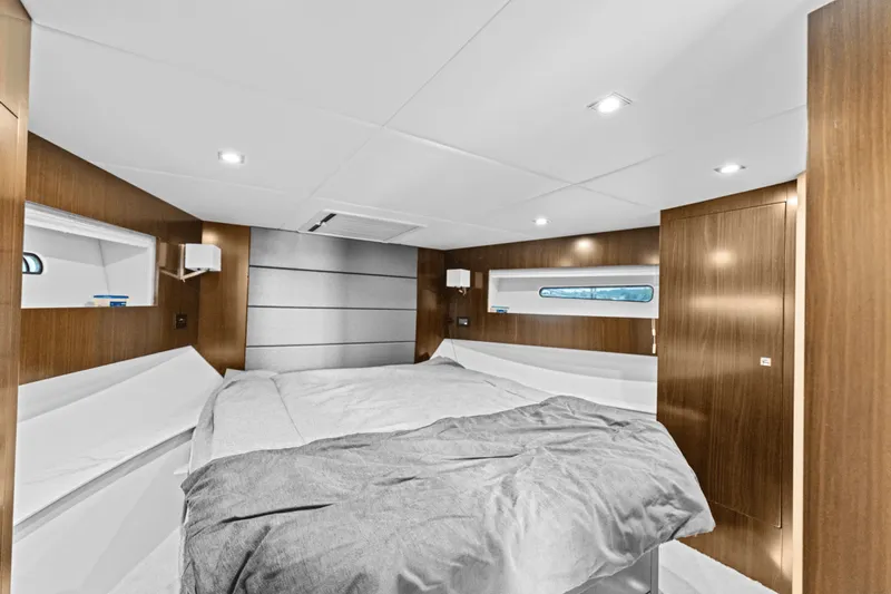 Slide: The Image of Cruisers Yachts 42 CANTIUS 2022 - 36