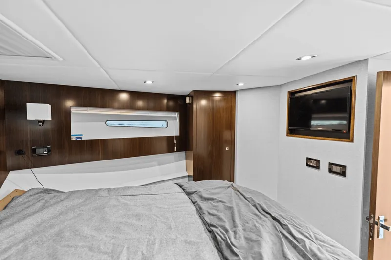 Slide: The Image of Cruisers Yachts 42 CANTIUS 2022 - 37