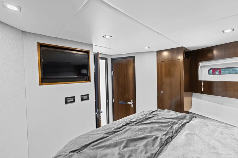 Slide: The Image of Cruisers Yachts 42 CANTIUS 2022 - 38