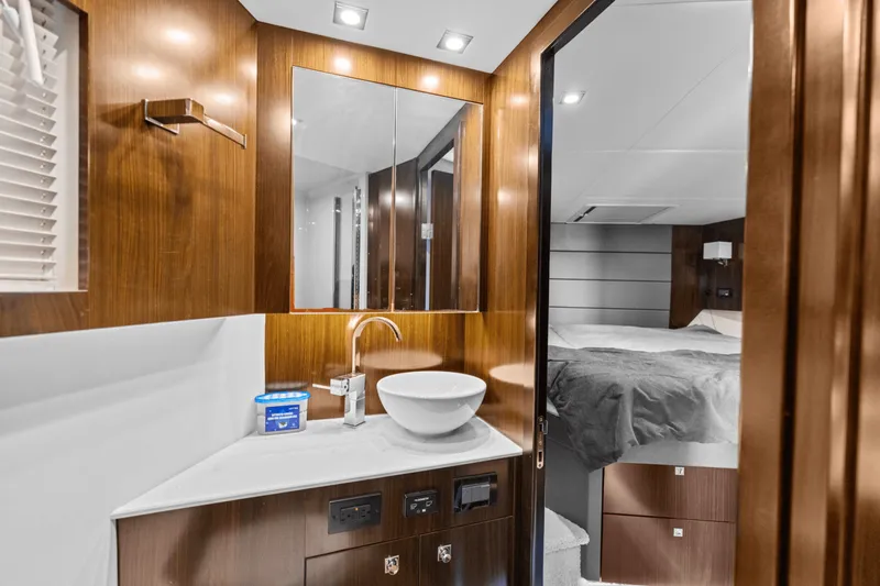 Slide: The Image of Cruisers Yachts 42 CANTIUS 2022 - 39