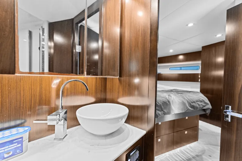 Slide: The Image of Cruisers Yachts 42 CANTIUS 2022 - 40