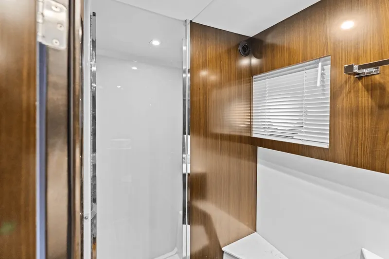 Slide: The Image of Cruisers Yachts 42 CANTIUS 2022 - 41