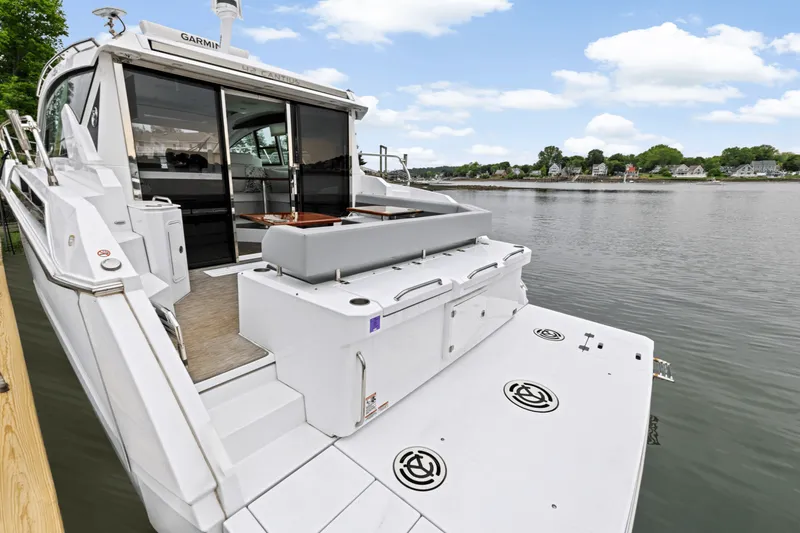 Slide: The Image of Cruisers Yachts 42 CANTIUS 2022 - 8