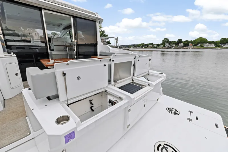 Slide: The Image of Cruisers Yachts 42 CANTIUS 2022 - 9