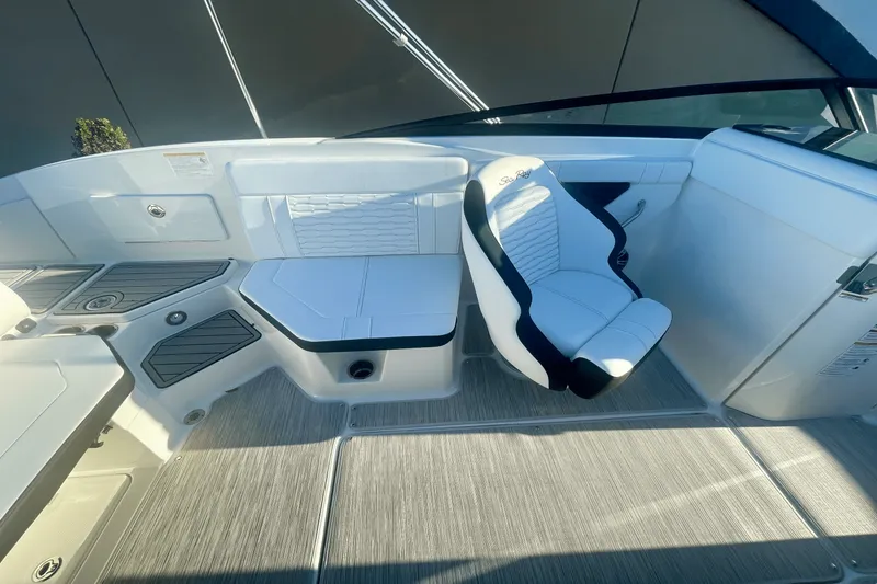 Slide: The Image of Sea Ray SPX 230 Outboard 2025 - 10