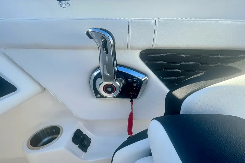 Slide: The Image of Sea Ray SPX 230 Outboard 2025 - 16