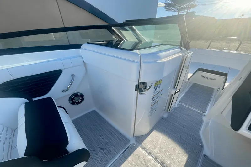 Slide: The Image of Sea Ray SPX 230 Outboard 2025 - 17