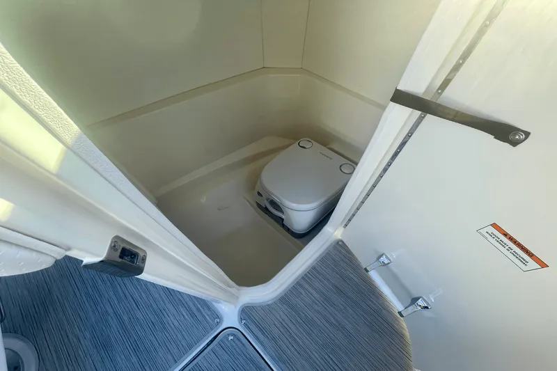 Slide: The Image of Sea Ray SPX 230 Outboard 2025 - 18