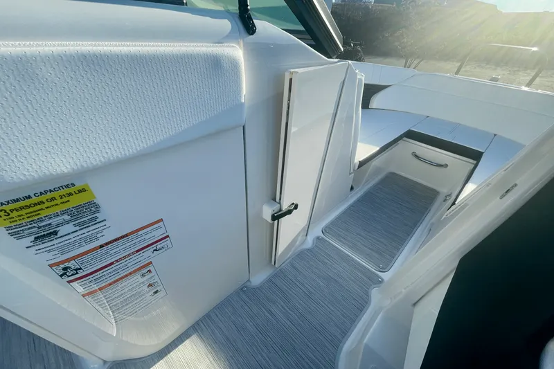 Slide: The Image of Sea Ray SPX 230 Outboard 2025 - 19