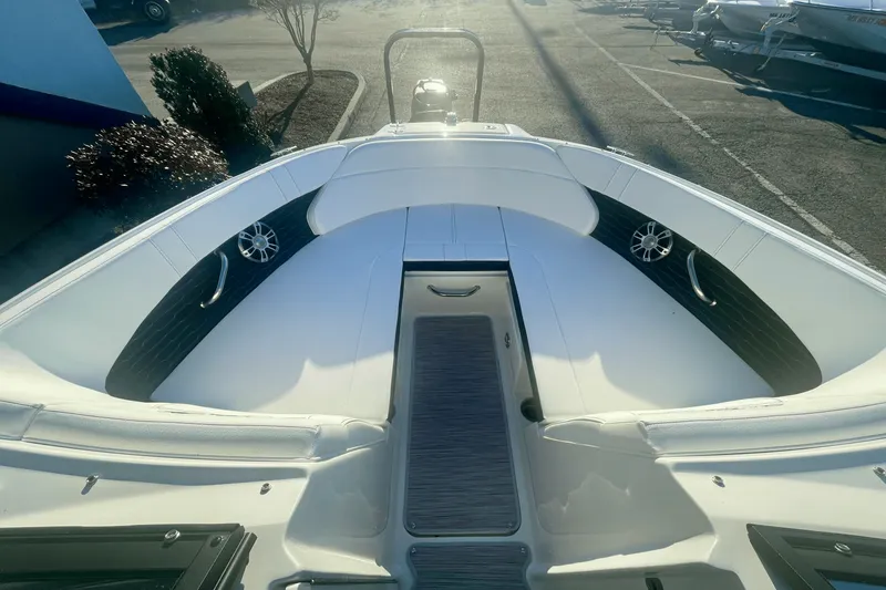 Slide: The Image of Sea Ray SPX 230 Outboard 2025 - 20