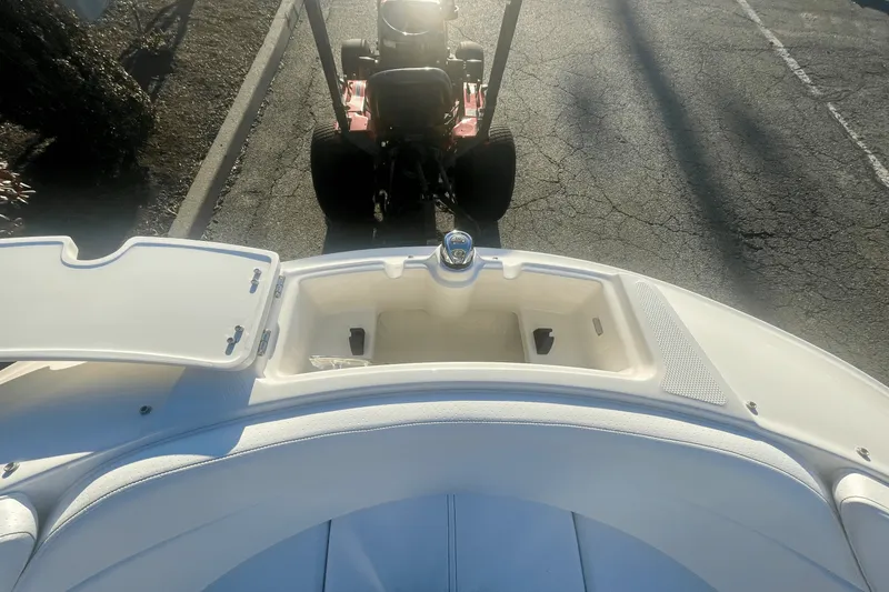 Slide: The Image of Sea Ray SPX 230 Outboard 2025 - 22