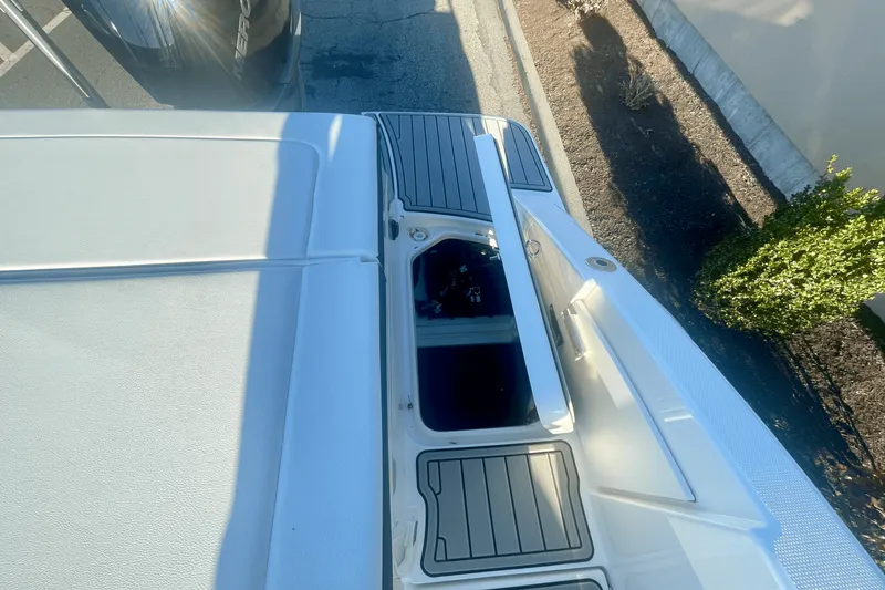 Slide: The Image of Sea Ray SPX 230 Outboard 2025 - 3