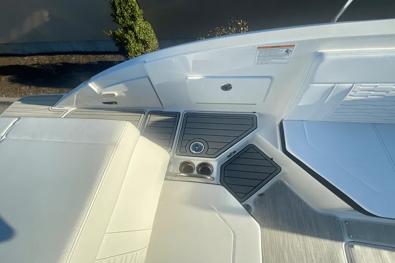 Slide: The Image of Sea Ray SPX 230 Outboard 2025 - 4