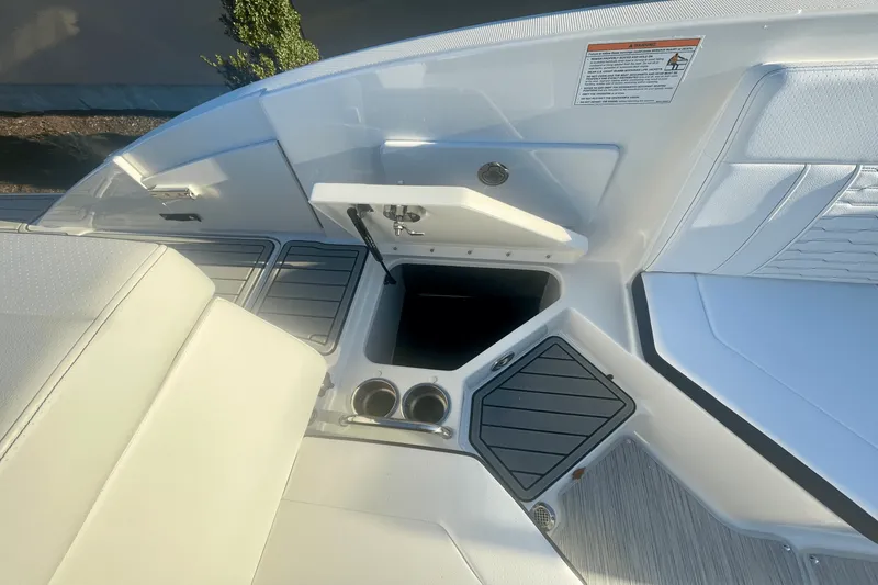 Slide: The Image of Sea Ray SPX 230 Outboard 2025 - 5