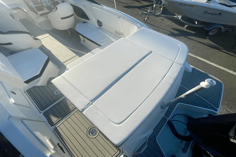 Slide: The Image of Sea Ray SPX 230 Outboard 2025 - 7