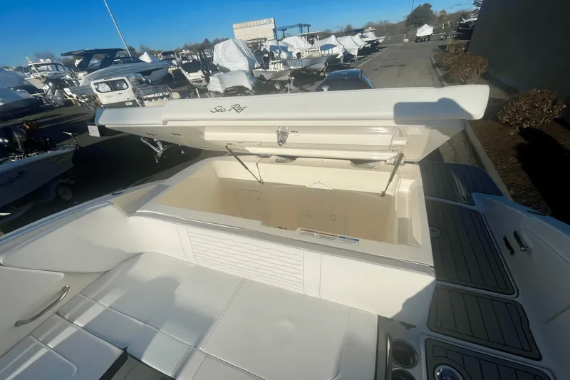 Slide: The Image of Sea Ray SPX 230 Outboard 2025 - 8