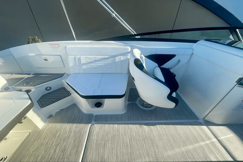 Slide: The Image of Sea Ray SPX 230 Outboard 2025 - 9