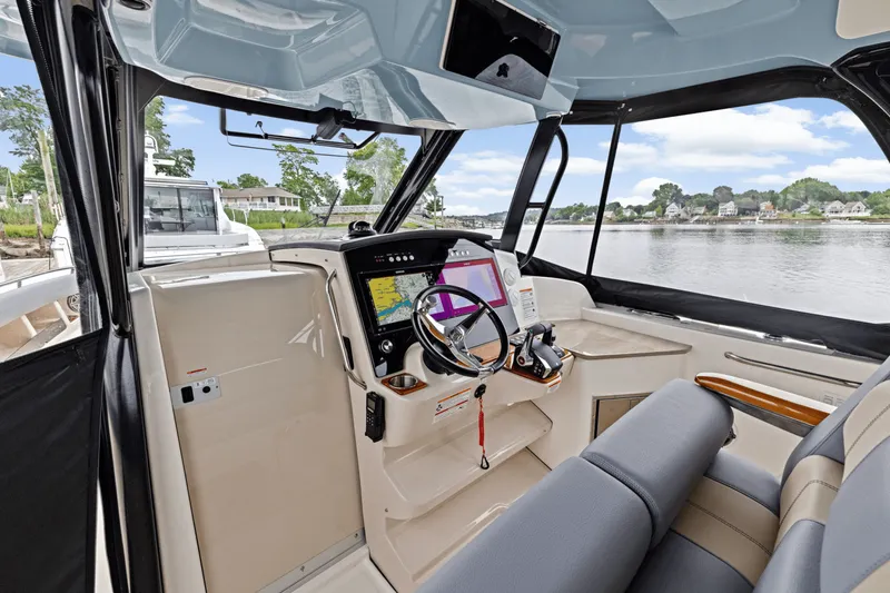 Slide: The Image of Boston Whaler 350 Realm 2025 - 19