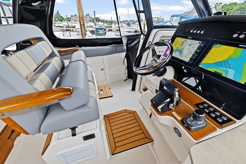 Slide: The Image of Boston Whaler 350 Realm 2025 - 25