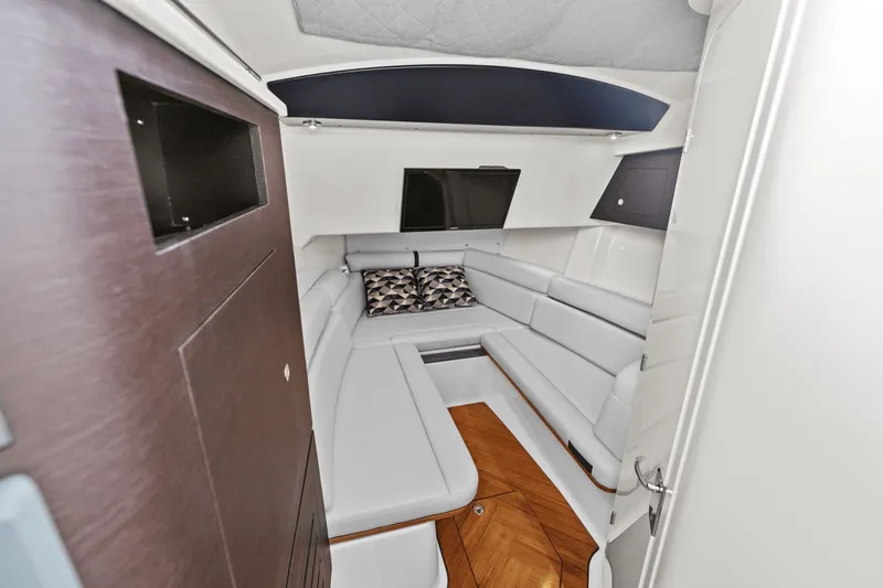 Slide: The Image of Boston Whaler 350 Realm 2025 - 27