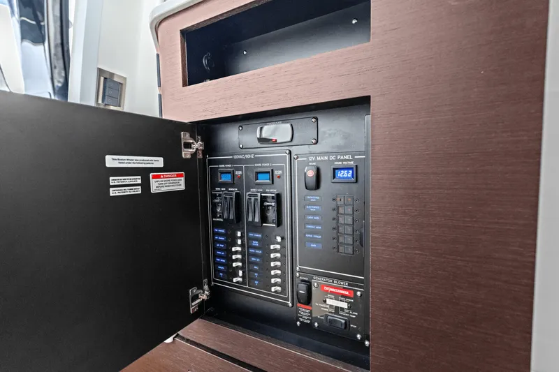 Slide: The Image of Boston Whaler 350 Realm 2025 - 31