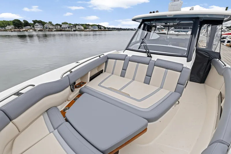Slide: The Image of Boston Whaler 350 Realm 2025 - 38