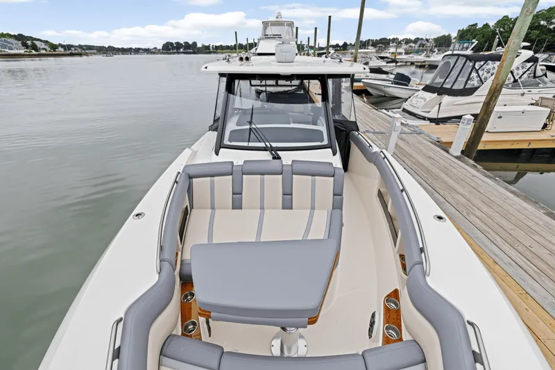 Slide: The Image of Boston Whaler 350 Realm 2025 - 41