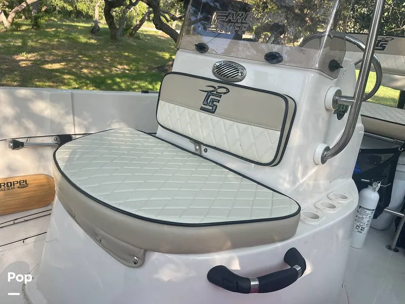 Slide: The Image of Passenger Seat With Backrest And Live Well - 12666135