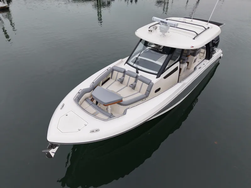 Slide: The Image of Boston Whaler 350 Realm 2026 - 12