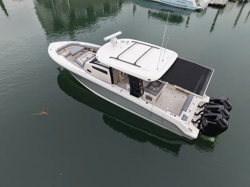 Slide: The Image of Boston Whaler 350 Realm 2026 - 14