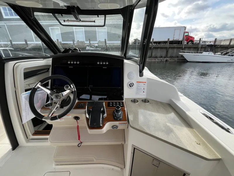 Slide: The Image of Boston Whaler 350 Realm 2026 - 31