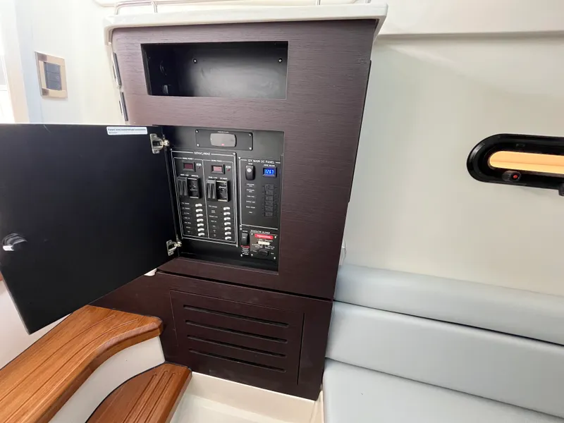 Slide: The Image of Boston Whaler 350 Realm 2026 - 39