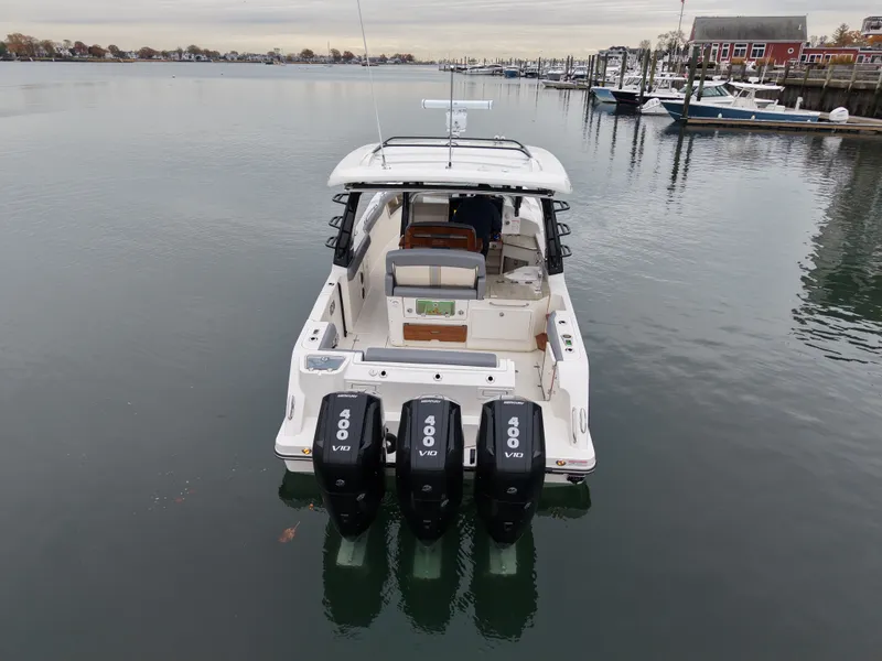 Slide: The Image of Boston Whaler 350 Realm 2026 - 9