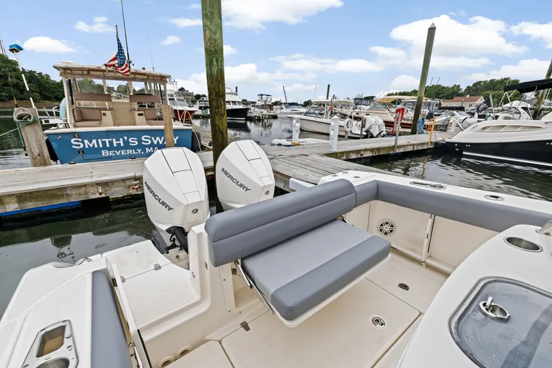 Slide: The Image of Boston Whaler 250 Outrage 2025 - 11
