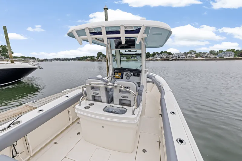 Slide: The Image of Boston Whaler 250 Outrage 2025 - 12