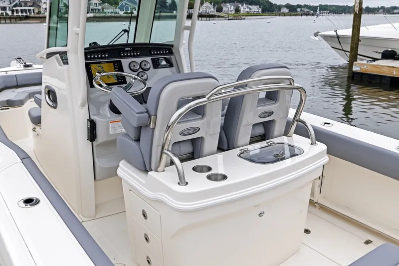 Slide: The Image of Boston Whaler 250 Outrage 2025 - 14