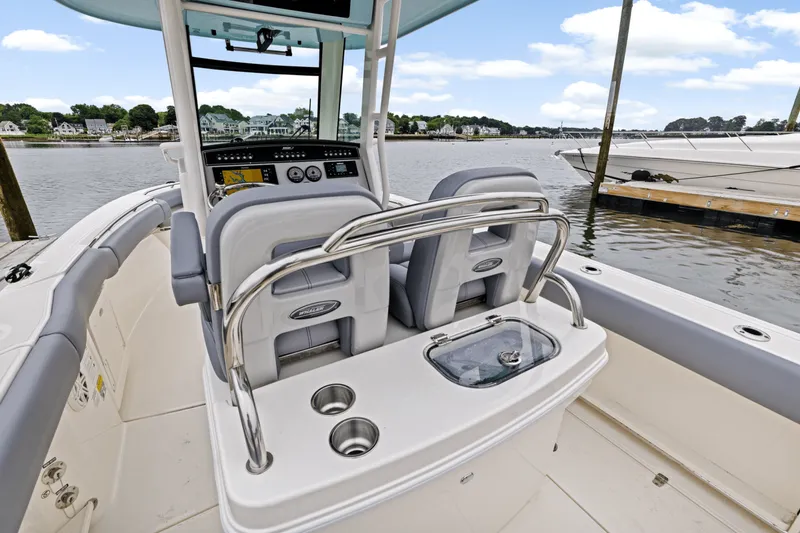 Slide: The Image of Boston Whaler 250 Outrage 2025 - 16