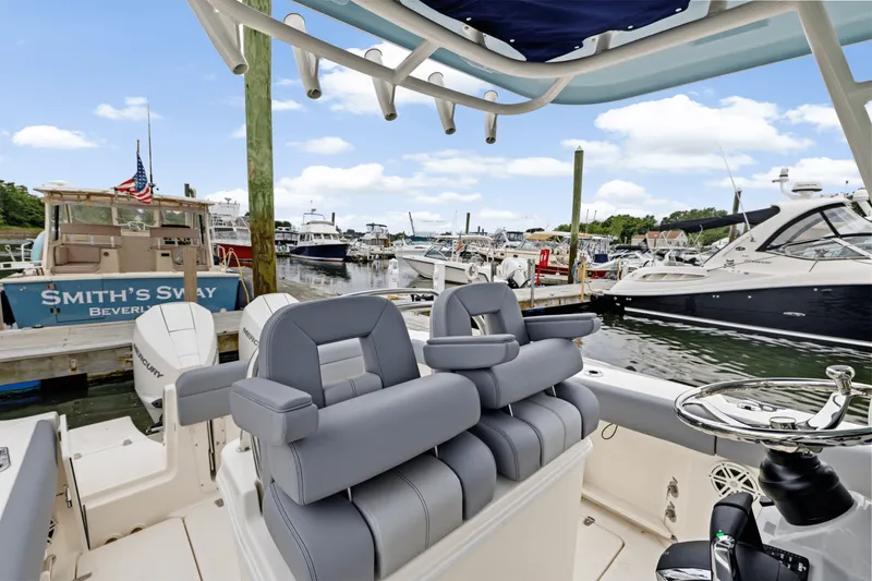 Slide: The Image of Boston Whaler 250 Outrage 2025 - 19